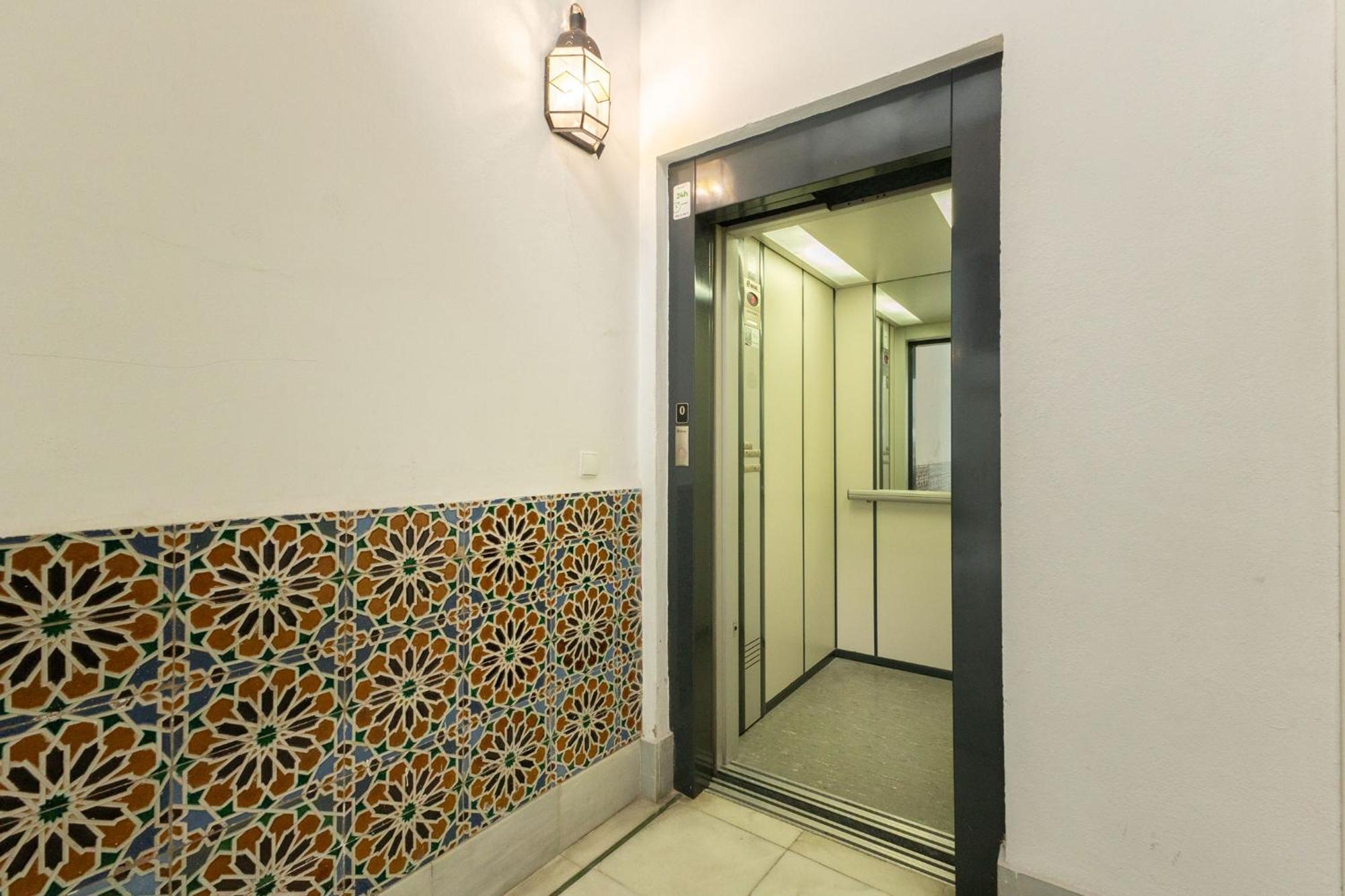 Charming 2 Bedroom Boutique Triplex Apartment With Private Terrace At Seville City Center By Ocityzen エクステリア 写真
